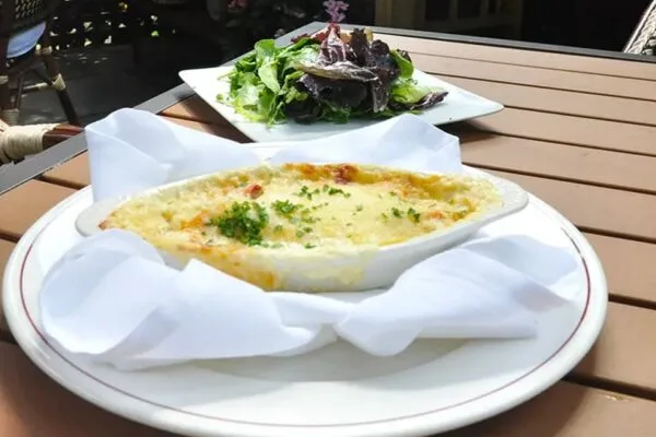 Lobster gratin with mixed greens
